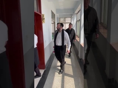 مشتری همچنین از اتاق نمونه ما بازدید کرد و جعبه های چرخش انواع پلاستیک های راه راه را دید