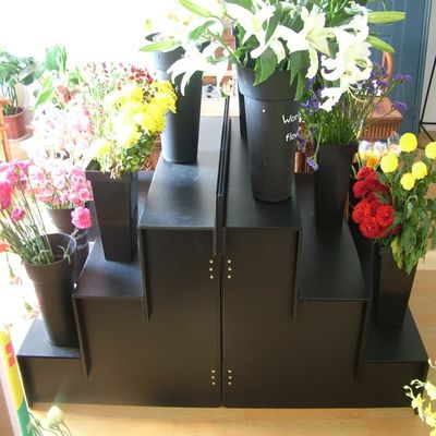 پایه نمایشگر گلدار سبک PP پایه نمایشگر دسته گل کروپلاست راه راه